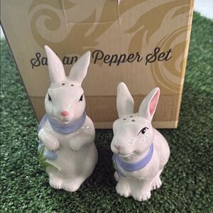 NEWCrackle Barrel Bunny Salt and Pepper Shaker Set - White & Purple